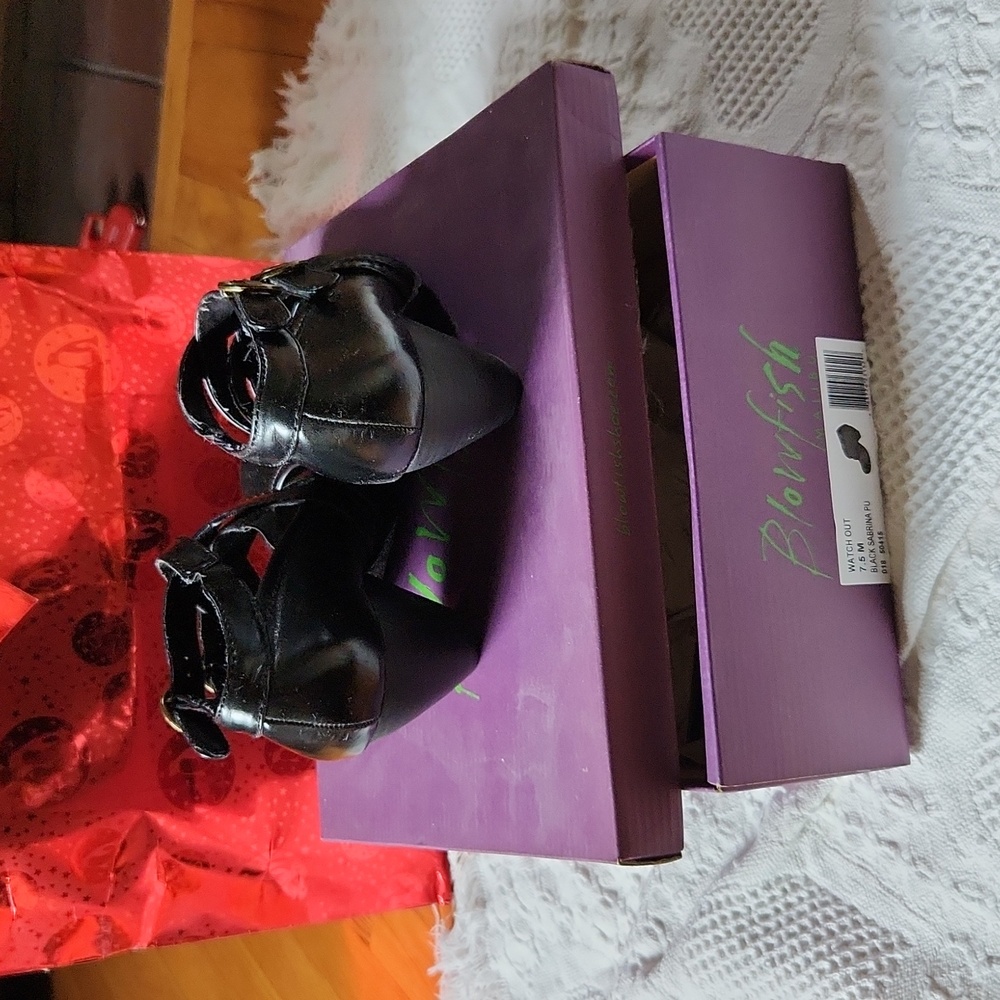 Shoes - Picture 2 of 4